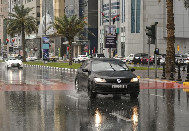 المركز الوطني للأرصاد الجوية في الامارات تحذر من هطول الامطار تستمر الي هذا الموعد