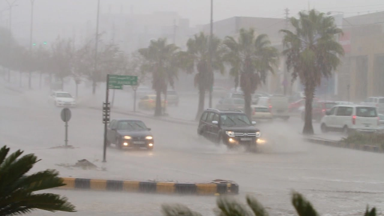 عاجل .. هيئة الطيران المدني العماني تُحذر من ارتفاع في درجة حرارة لأعلى درجة وأمطار رعدية خلال الأيام المقبلة.. تحذير!