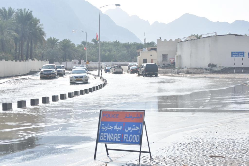 تأثيرات المنخفض الجوي.. توقعات بأمطار متفاوتة الغزارة علي مسندم وجبال الحجر وسواحل بحر عمان