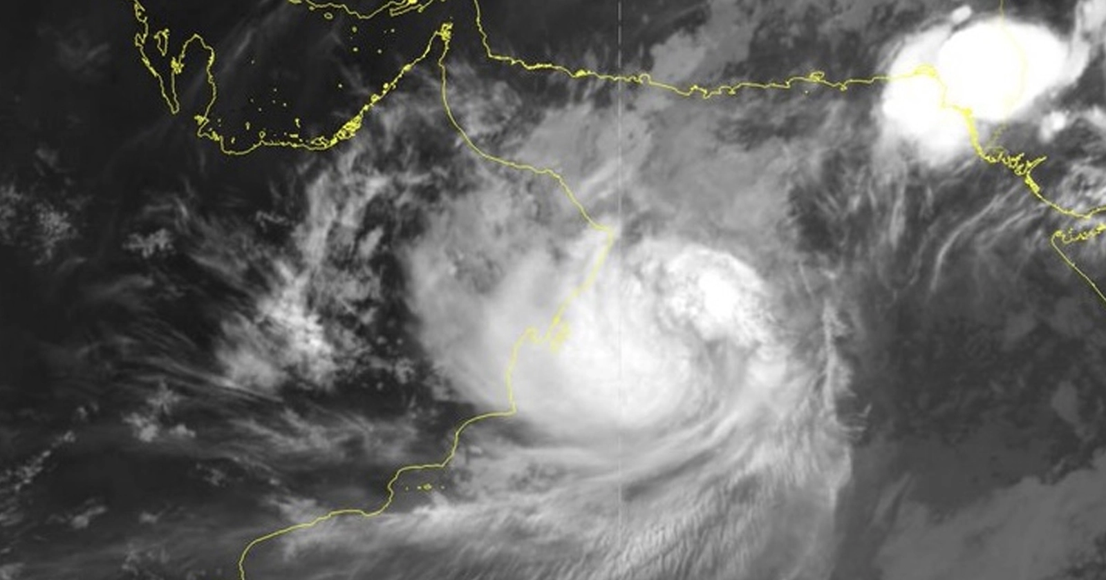 عاجل .. بسبب الإعصار الأرصاد العمانية تصدر تحذير للجميع في هذه المناطق