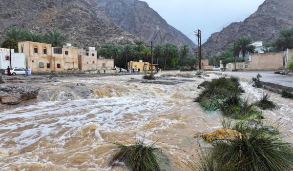 الأمطار تغرق سلطنة عمان والأرصاد يدعو الجميع الى اخلاء منازلهم!!