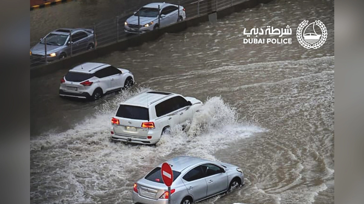 شرطة دبي توفر خدمة جديدة لأصحاب المركبات المتضررة من الأمطار في الامارات