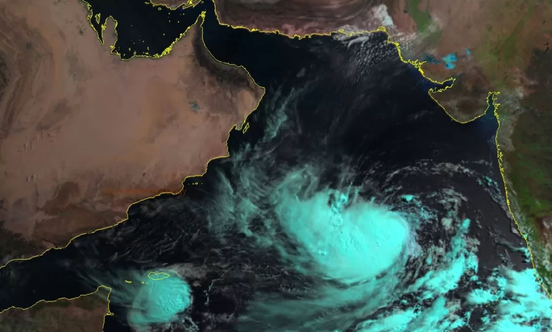 الأرصاد الجوية في سلطنة عمان توضح آخر مستجدات العاصفة المدارية في بحر العرب .. التفاصيل